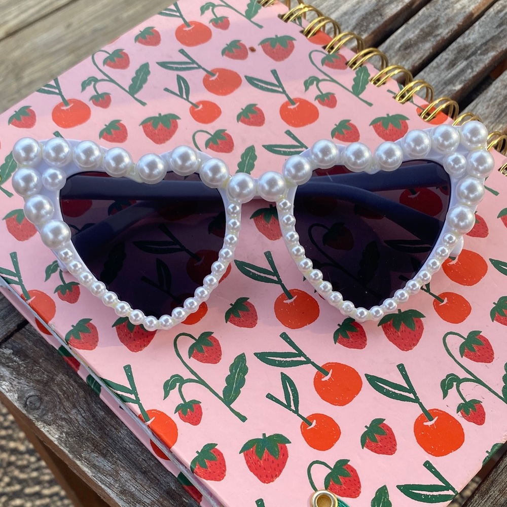 Oversized Heart-Shaped Pearl Sunglasses - Picture 1 of 1